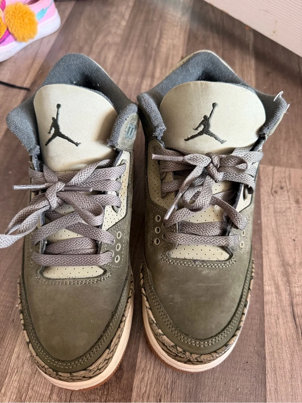Jordan Men's Olive/Tan Retro Basketball Sneakers